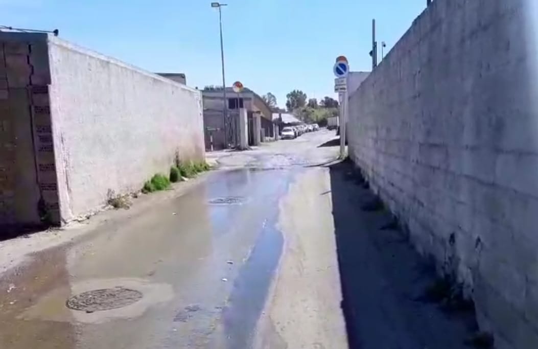 Cagliari, maxi perdita d’acqua da 2 giorni davanti alla sede della De Vizia: “Rischi per i camion della spazzatura”