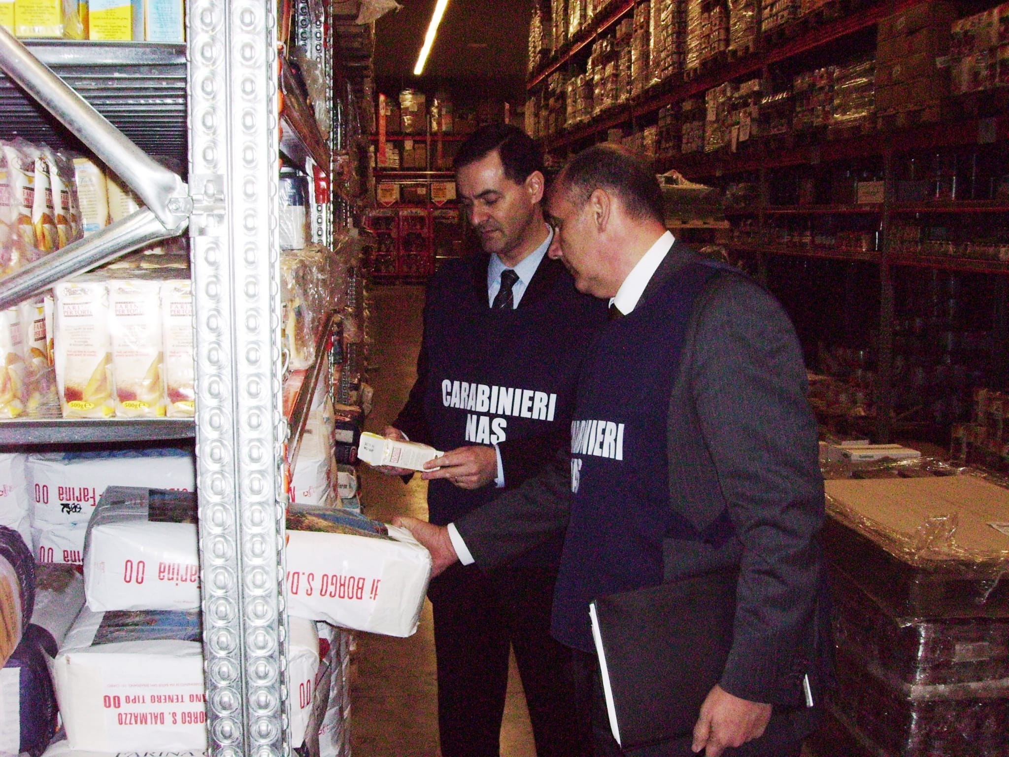 Cagliari, alimenti senza etichettatura in un minimarket: sequestrati 90 kg di carne congelata