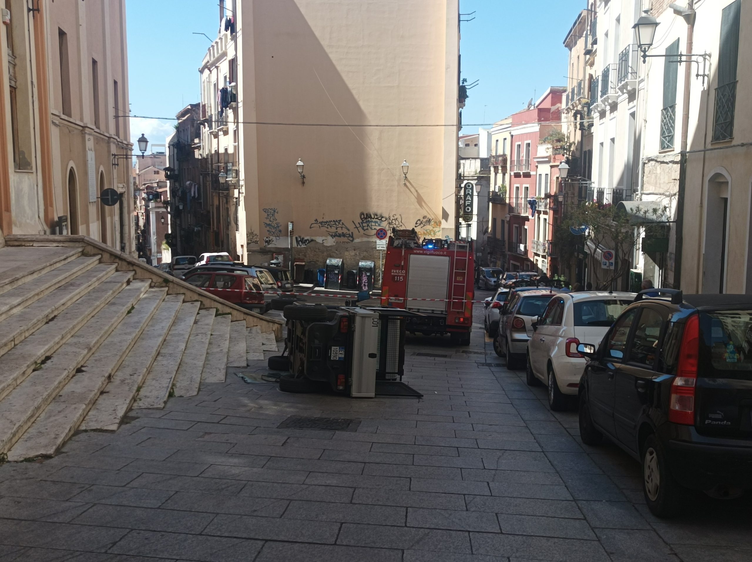 Cagliari, spazzino si ribalta con l’Ape elettrica alla Marina: estratto dalle lamiere e portato al Brotzu