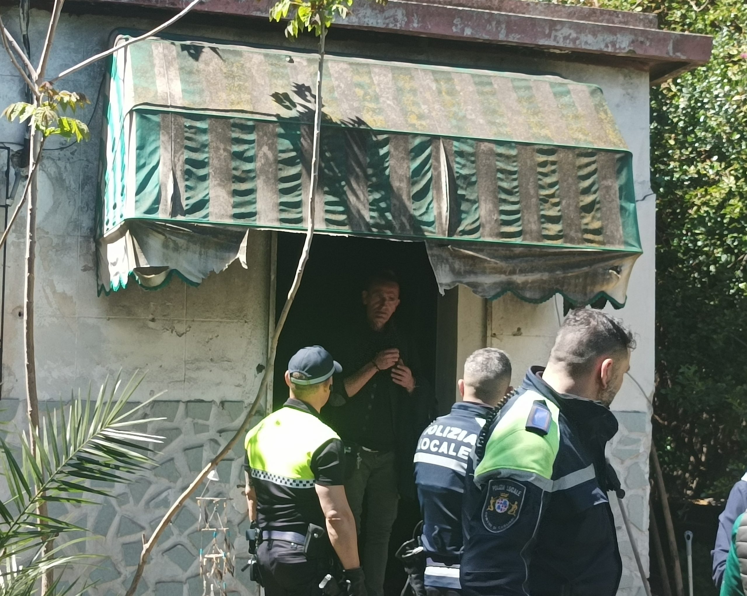 Cagliari, blitz della municipale in viale Regina Elena: sgomberati dopo 17 anni gli ex giardini Charanga