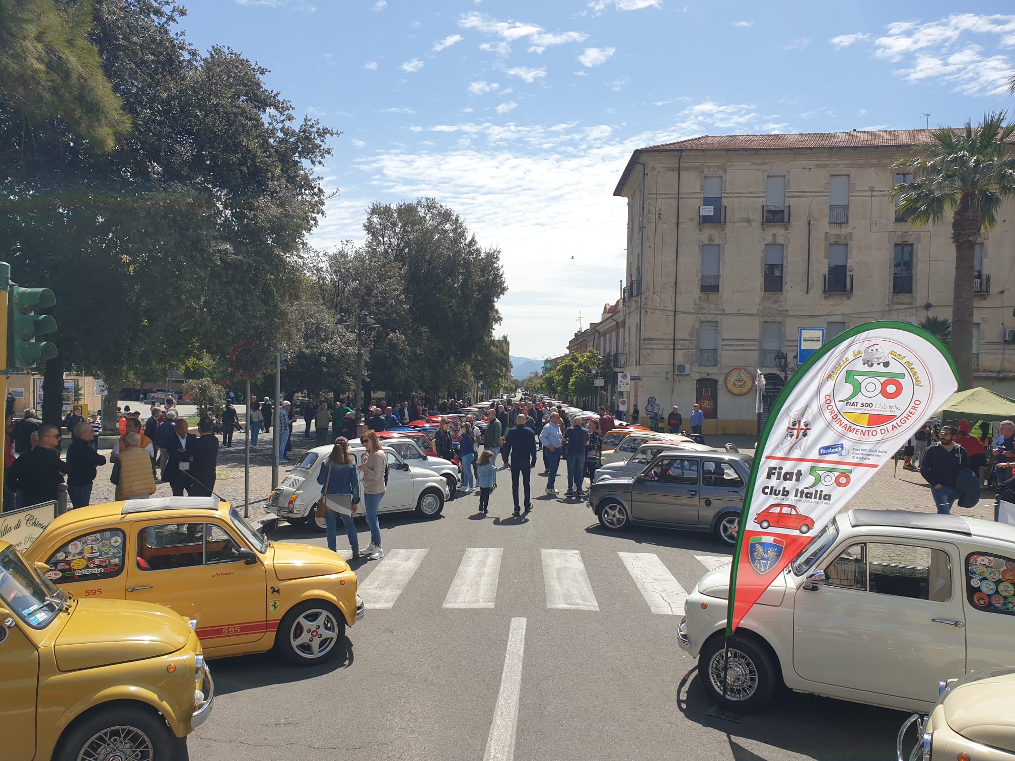 Show ad Iglesias, grande successo di pubblico per il primo raduno Fiat 500 e derivate