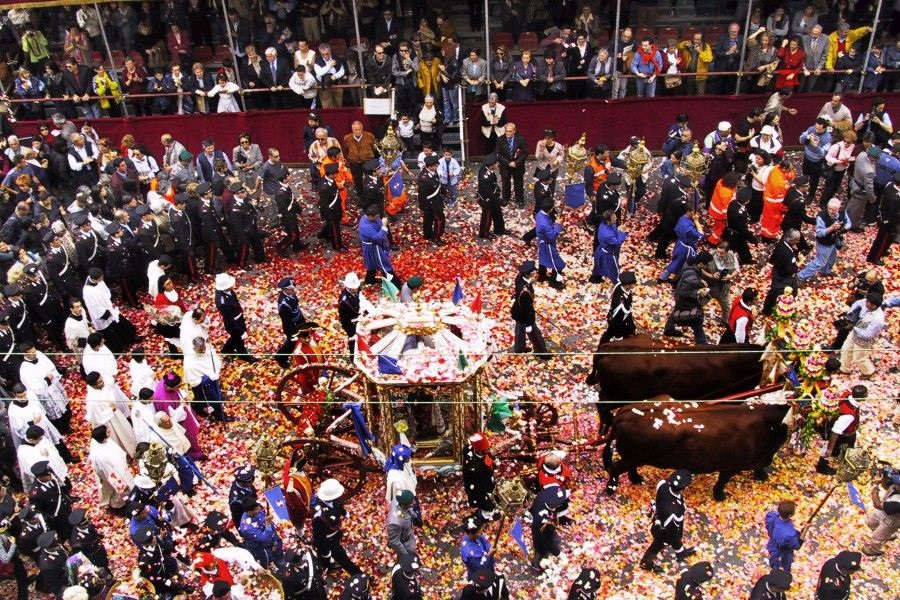 La stangata di Sant’Efisio a Cagliari, la giunta Truzzu aumenta i prezzi dei biglietti: 40 euro per un posto in tribuna