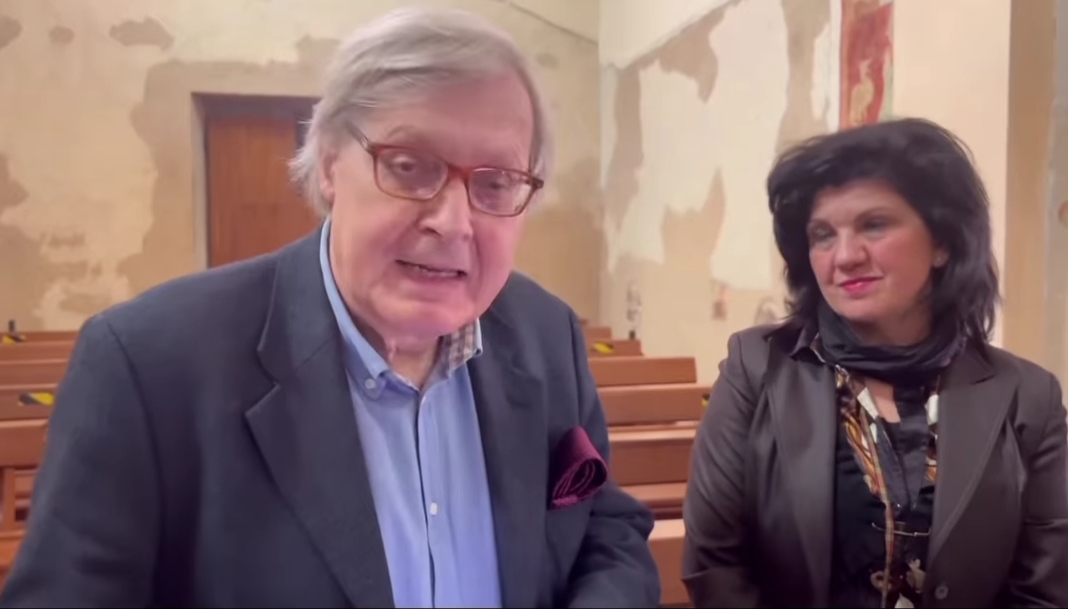 Vittorio Sgarbi incontra e difende la maestra sospesa in Sardegna: “Non è fanatica ma determinata”