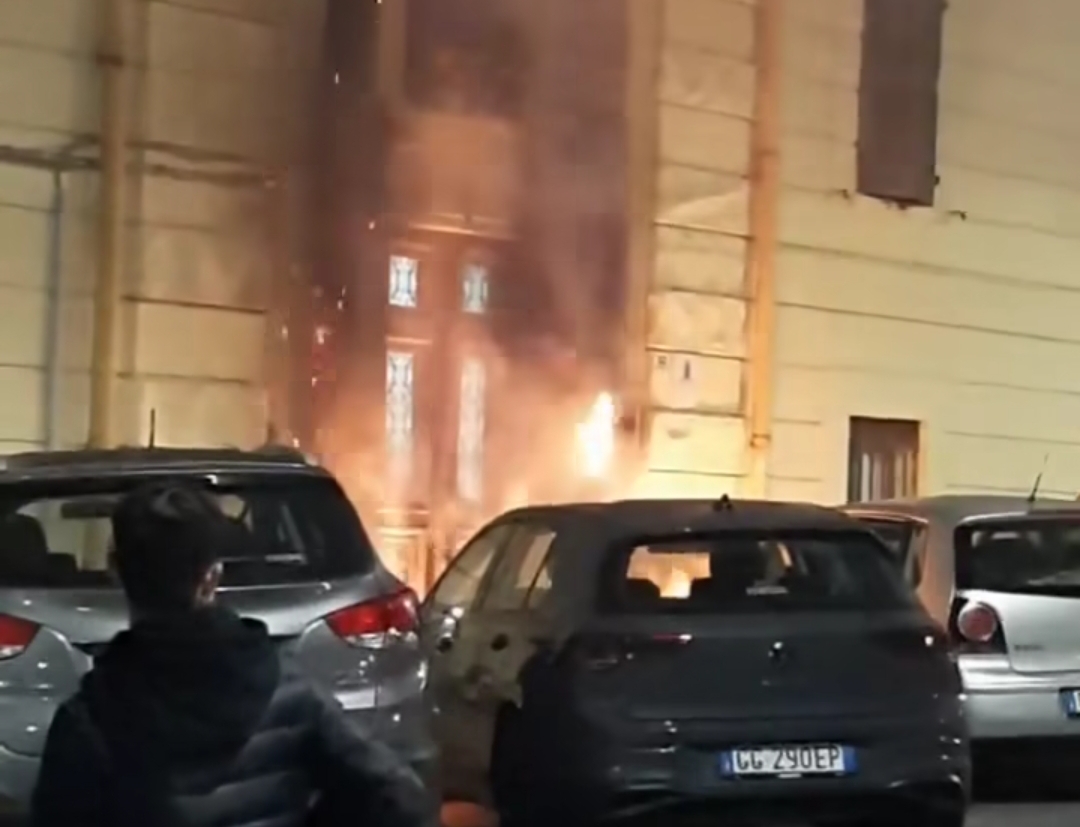 Cagliari, paura in via Carducci: mastelli in fiamme, il fuoco minaccia una palazzina