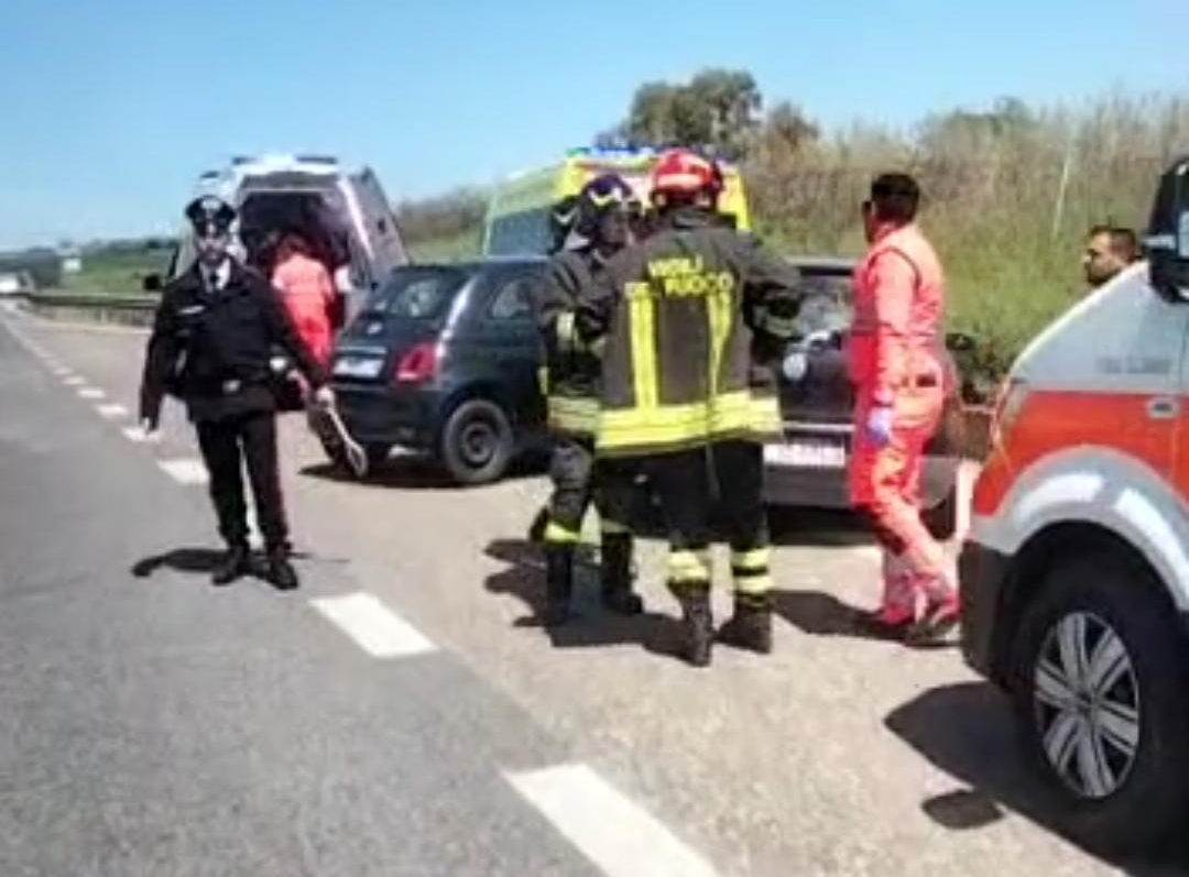 Schianto sulla Ss 131, sette persone coinvolte: un ferito in codice rosso al Brotzu