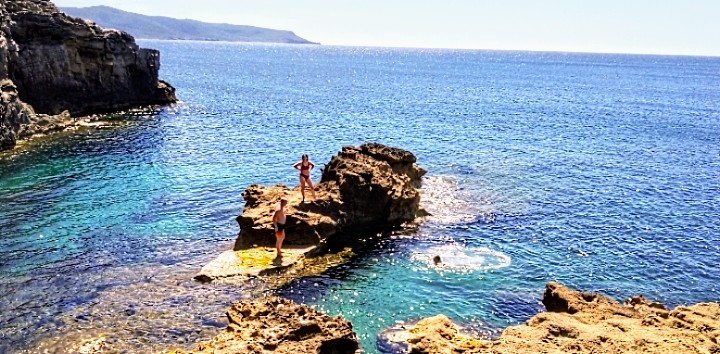 Gite fuori porta e qualche temerario non rinuncia al primo tuffo della stagione: sole e bel tempo per Pasquetta in Sardegna