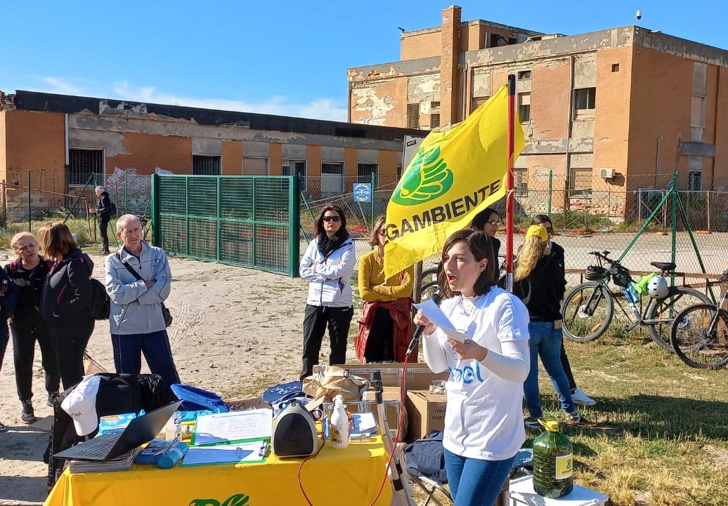 Cagliari, volontari in spiaggia: il Poetto ripulito da chili di rifiuti