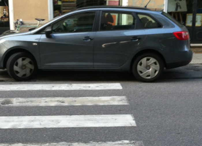 “La Cagliari di Truzzu: punito chi lega la bici al palo ma non chi lascia il suv sulle strisce pedonali”
