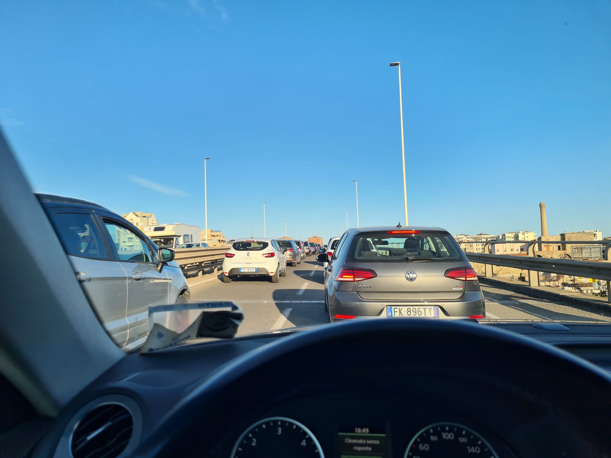 Cagliari, doppio maxi tamponamento sull’asse mediano: 6 auto distrutte e strada bloccata