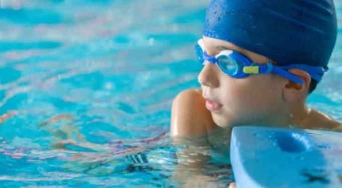Cagliari, via corsi di nuoto gratuiti in estate per i bimbi delle scuole