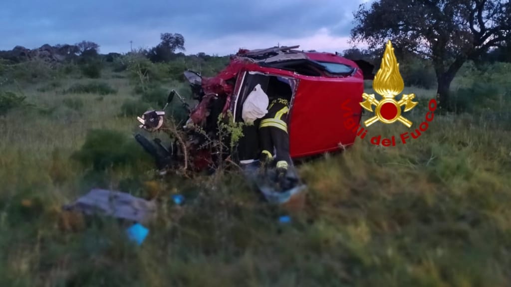 Incidente a Oristano, auto esce di strada e finisce su un campo dopo un volo di 50 metri: ferita una donna