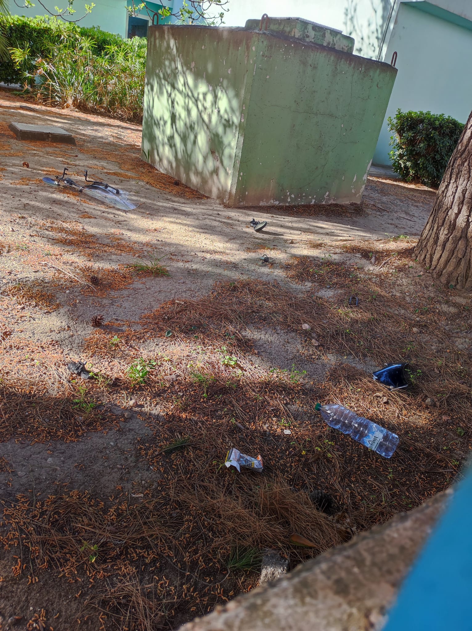 Quartu, vandali scatenati nella scuola di via Prati: “Giardino ricoperto da rifiuti e pezzi di scooter”