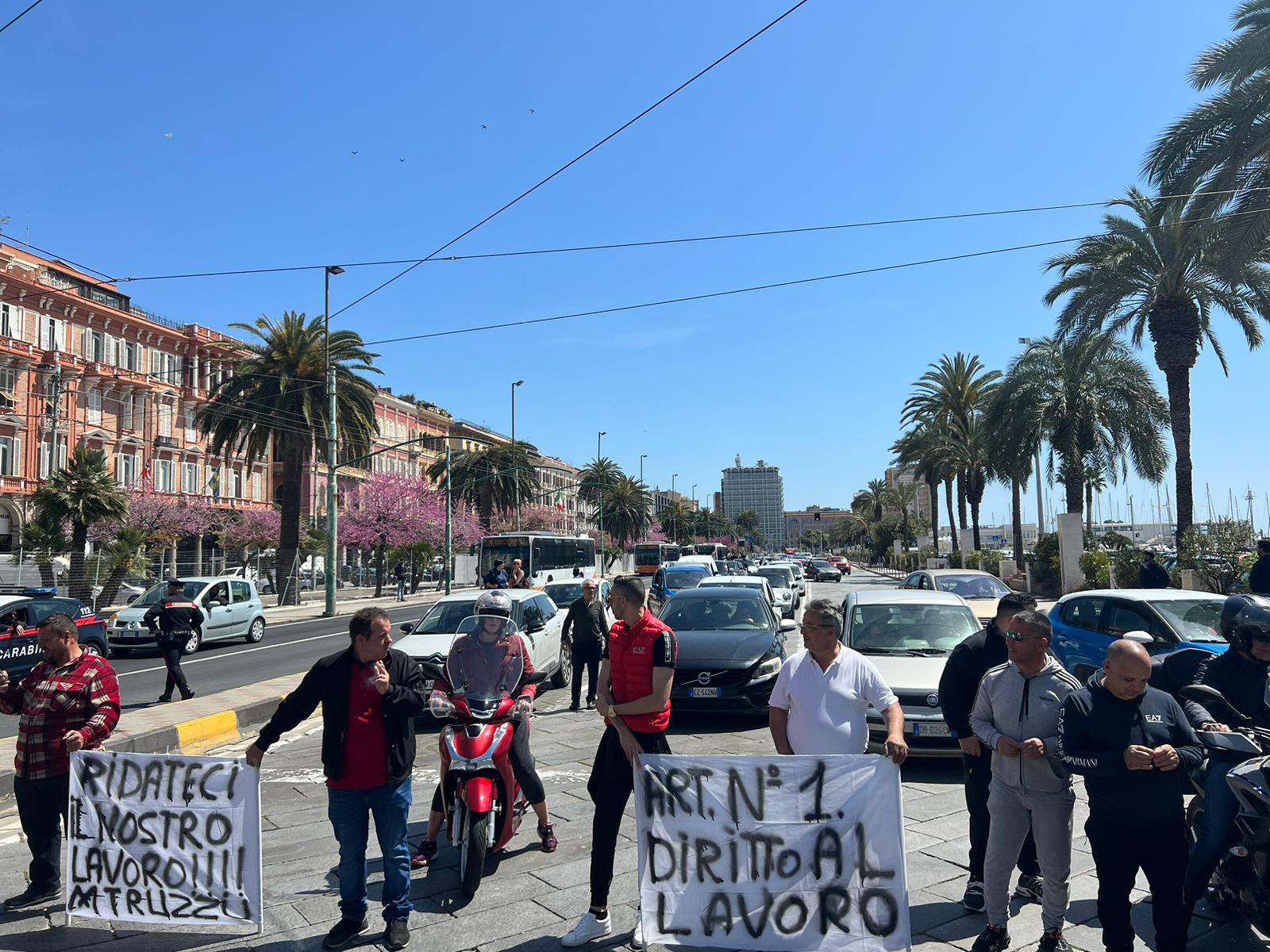 Cagliari, la protesta degli ambulanti blocca di nuovo via Roma: “Vogliamo lavorare, Truzzu dimettiti”