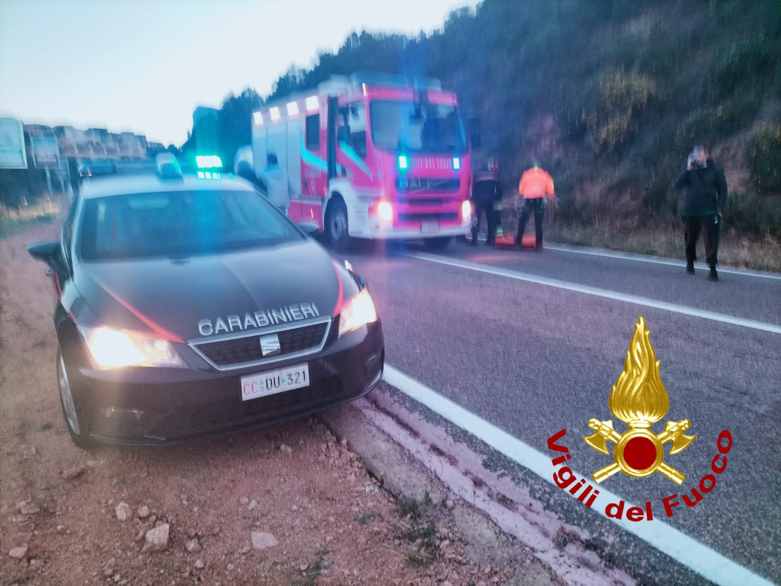 Motociclista vola fuori strada sulla Provinciale per Porto Cervo, elisoccorso in azione