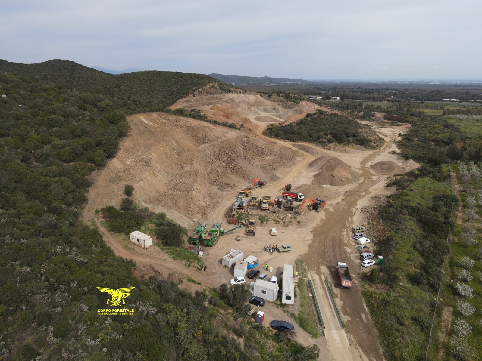 Uta, sequestrata discarica abusiva con rifiuti pericolosi, plastica bruciata e un allevamento di maiali