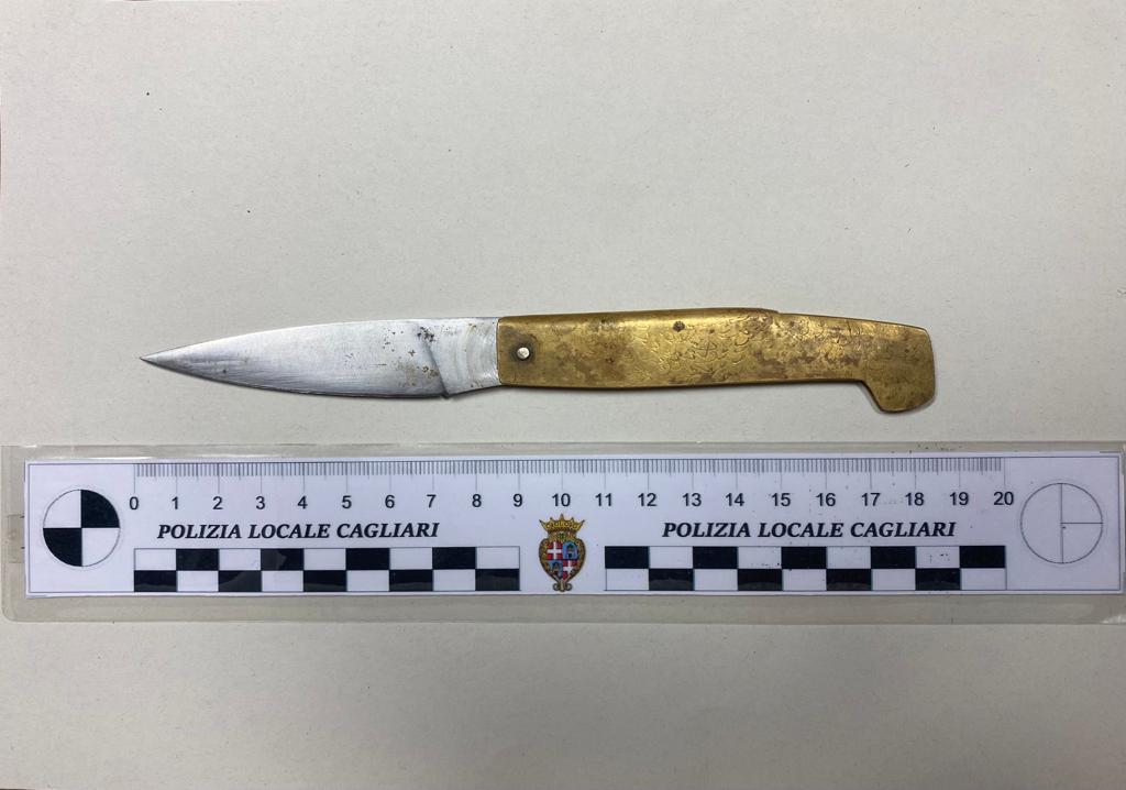 Cagliari, guida lo scooter senza patente ma armato di coltello: nei guai un giovane pregiudicato