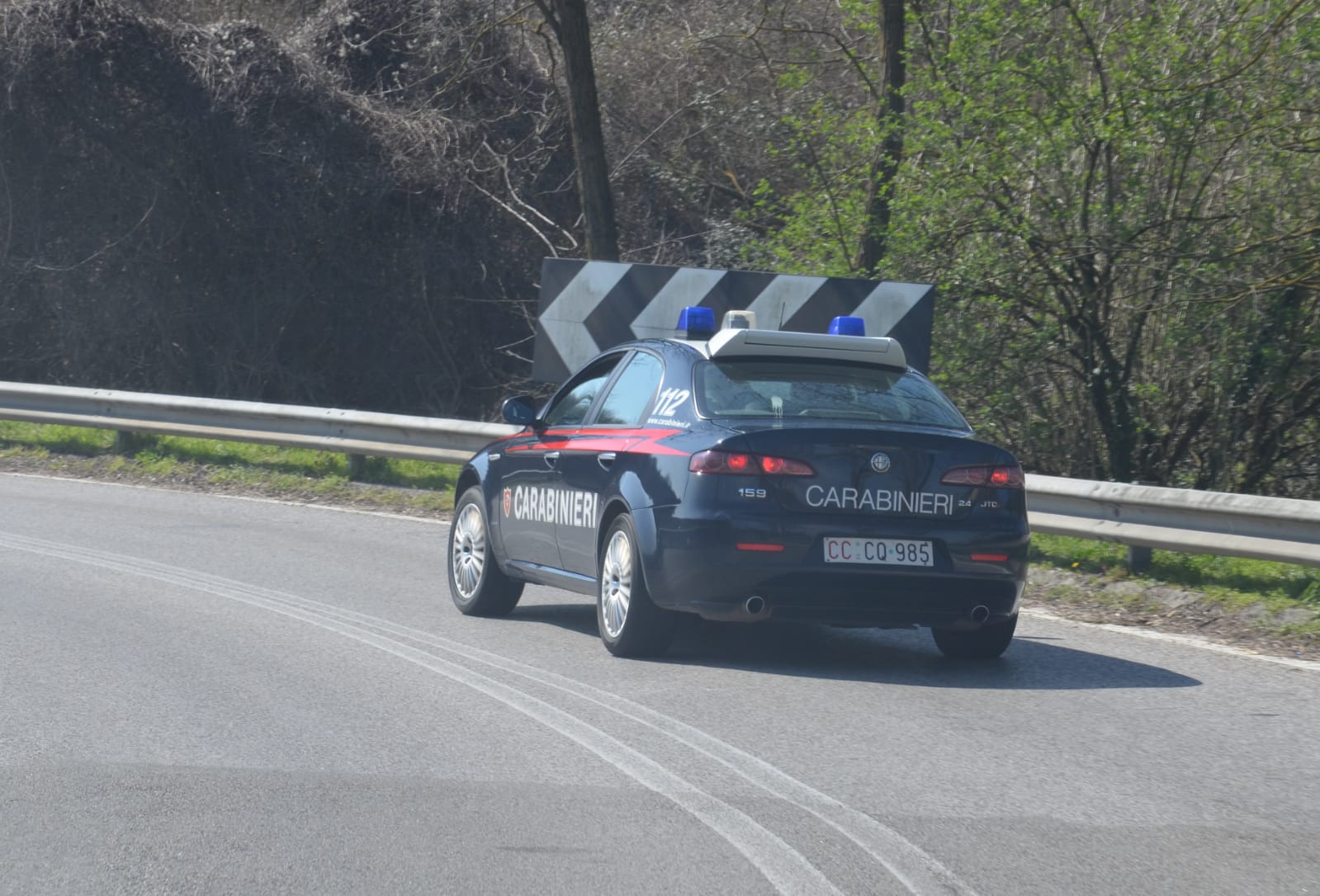 Paura a Gesturi, 2 pilastri di cemento lunghi 8 metri cadono in strada da un autotreno in corsa