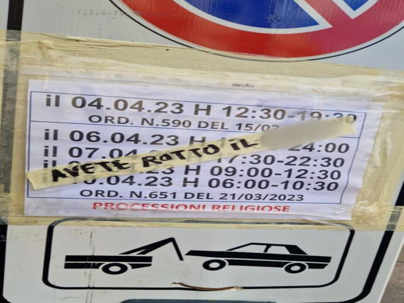 Cagliari, stop alle auto a Stampace durante le processioni religiose: “Avete rotto…”