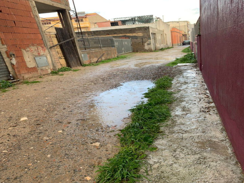 Monserrato, siringhe e maxi buche in via Boezio: “Aspettiamo asfalto e luci come l’acqua nel deserto”