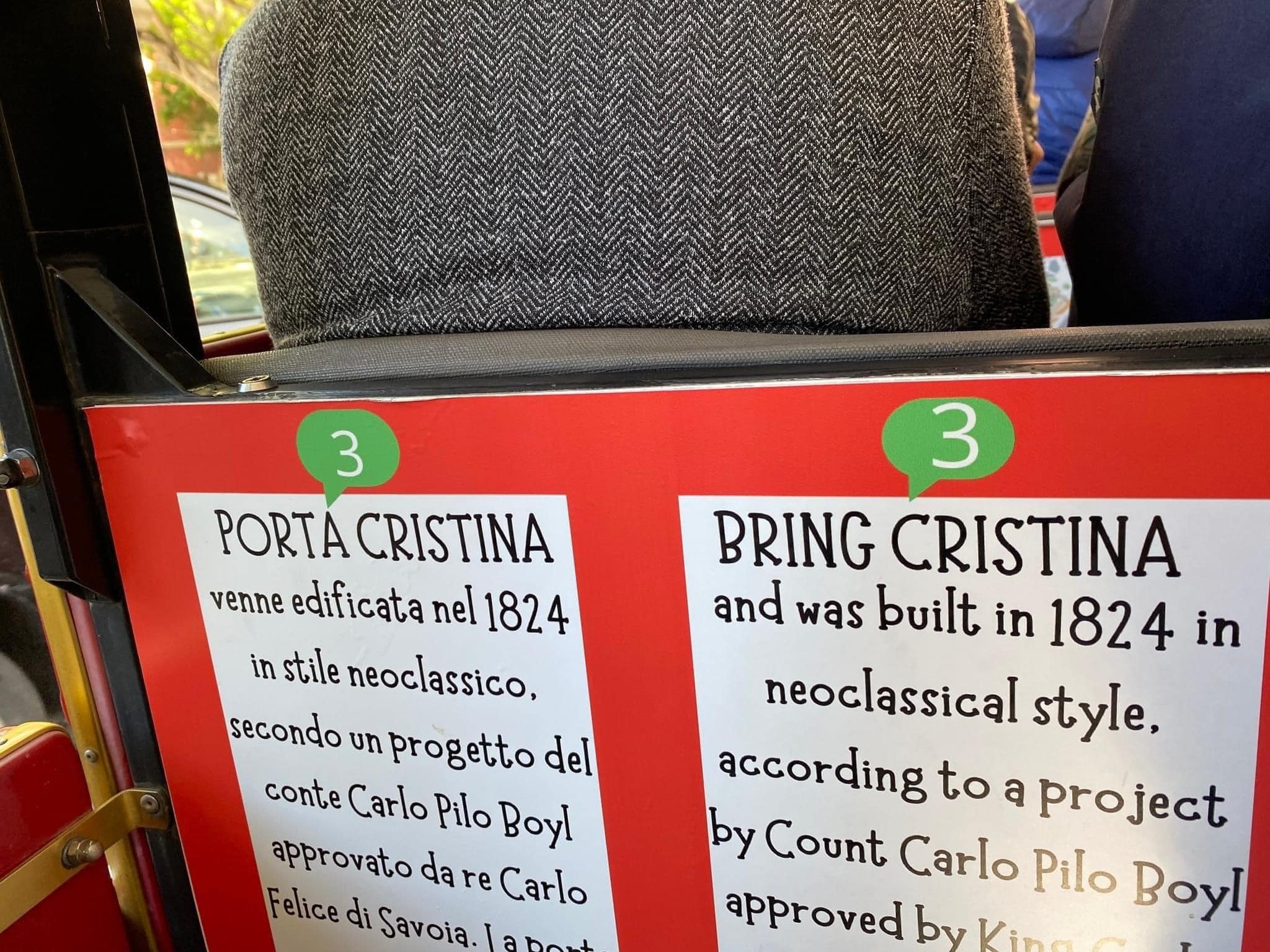 Porta Cristina diventa Bring Cristina: ecco il cartello sul bus turistico di Cagliari che scatena le risate