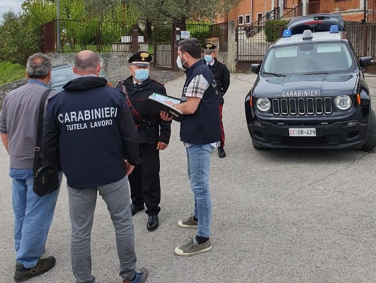 Un dipendente in nero al lavoro: chiuso dai carabinieri un supermercato a San Gavino