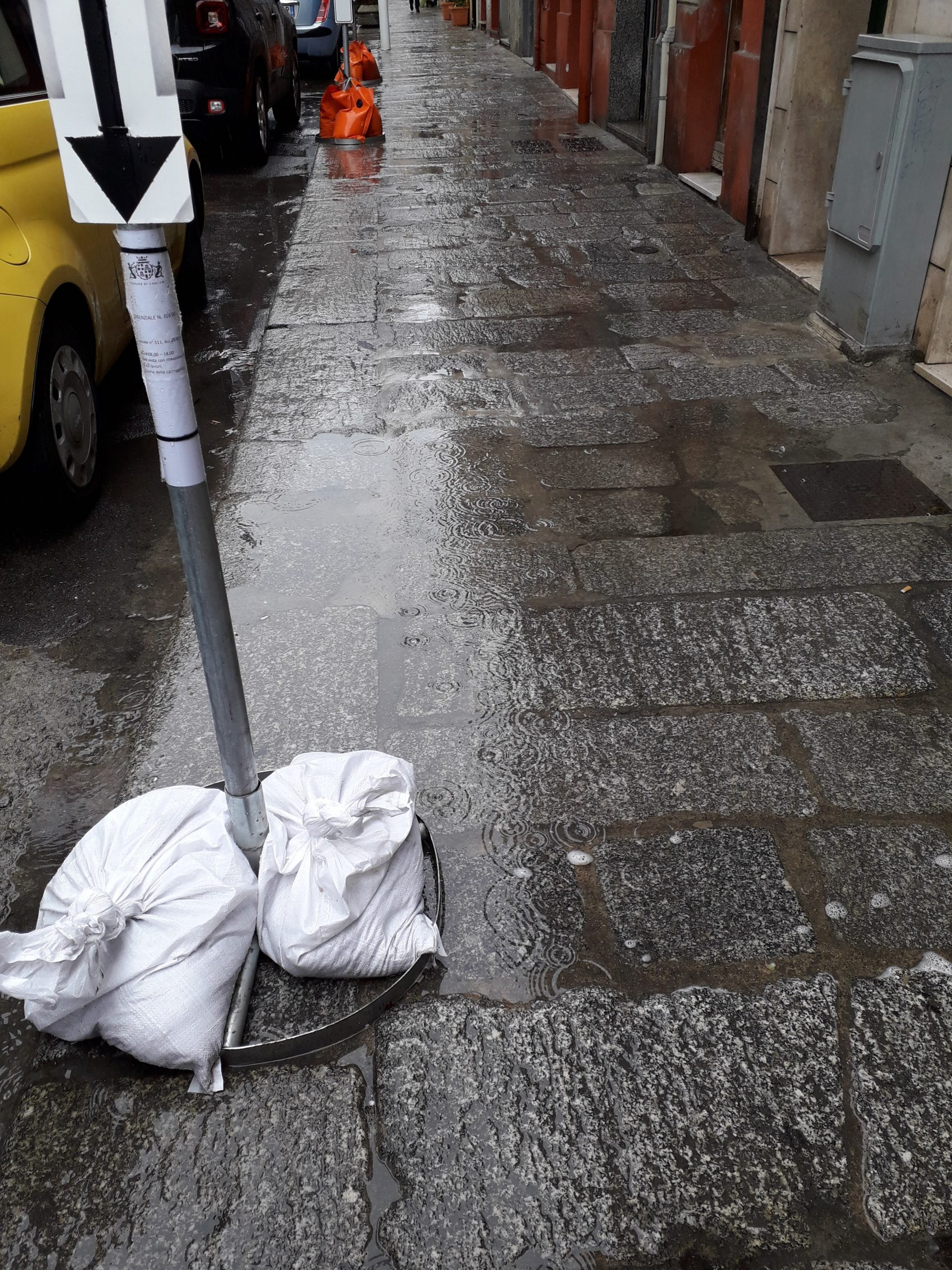 Cagliari, basta poca pioggia per trasformare una strada in una piscina