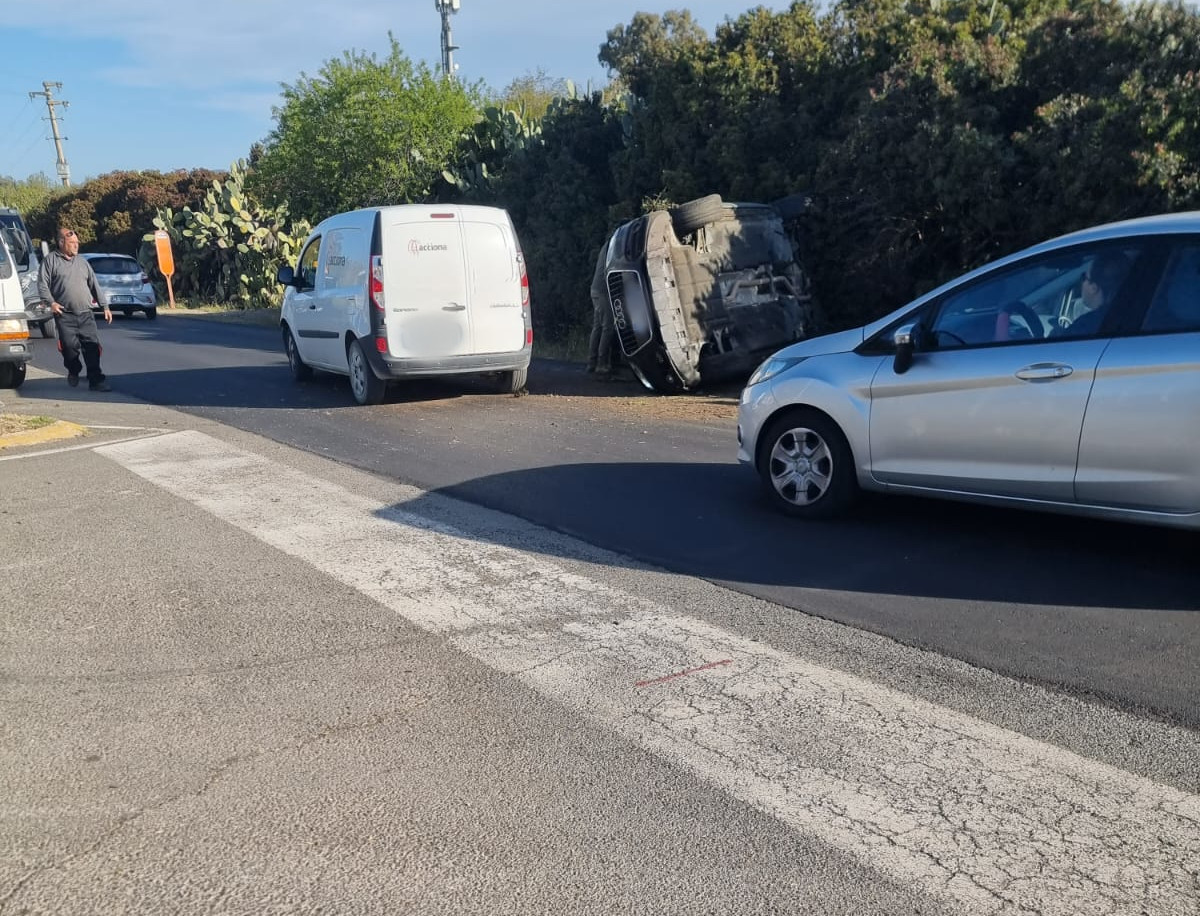 Quartu, auto vola fuori strada in via Leonardo da Vinci: mamma e bimbo finiscono all’ospedale