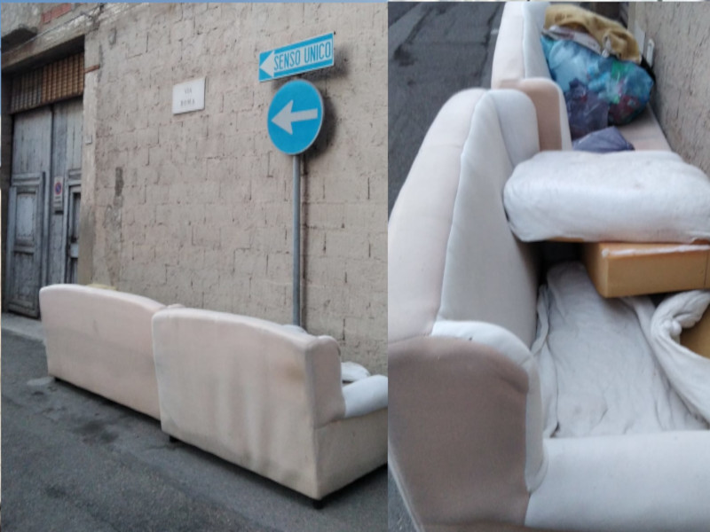 In via Roma a Quartu due divani abbandonati da 10 giorni: “Costa molto chiamare la De Vizia?”