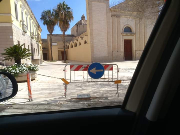 Sinnai, sbarrato il sagrato della chiesa: pugno duro dell’amministrazione comunale contro i parcheggiatori “abusivi”