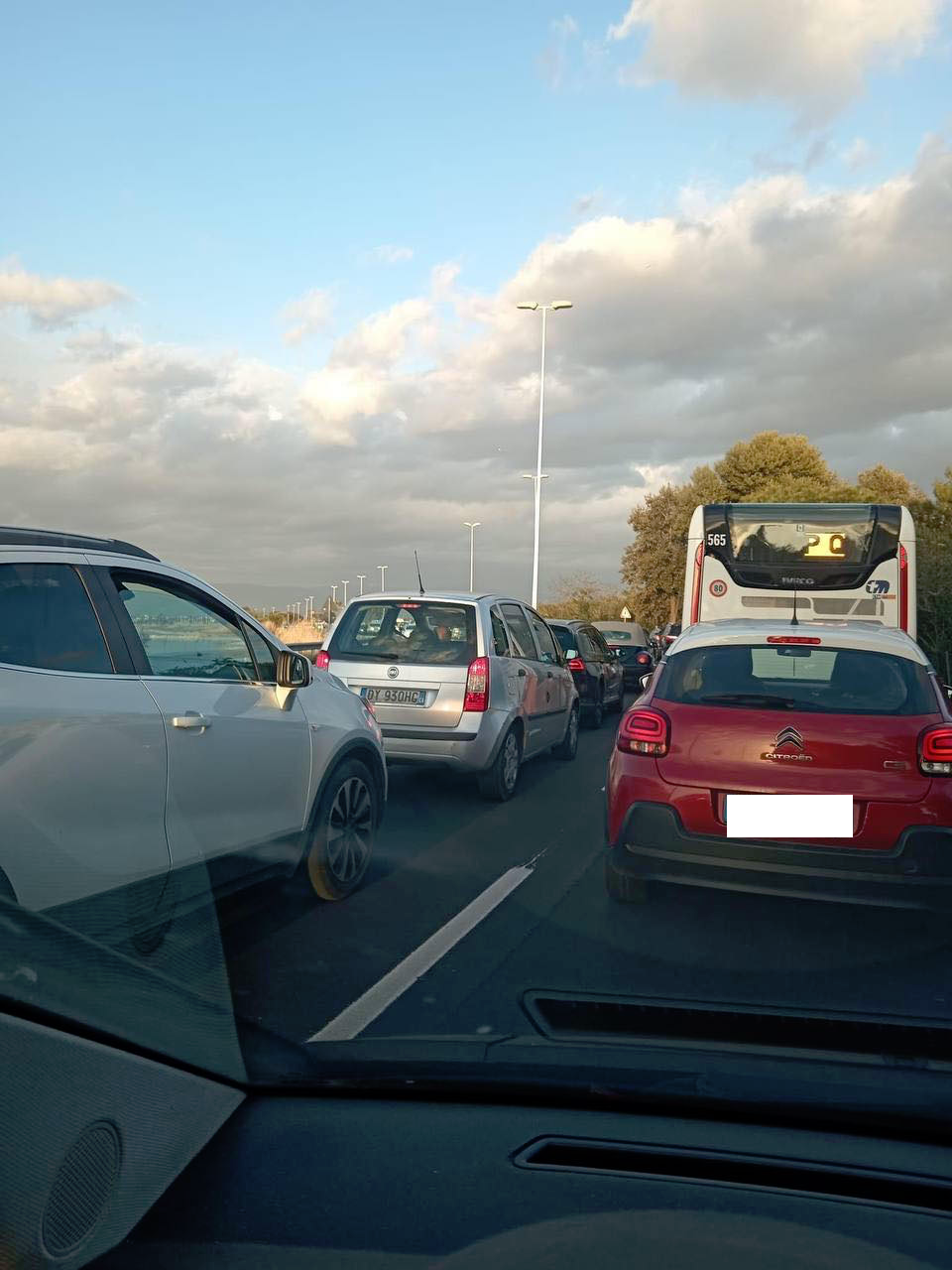 Mini contro Punto, schianto terribile al Poetto: sei persone in codice rosso e traffico ko