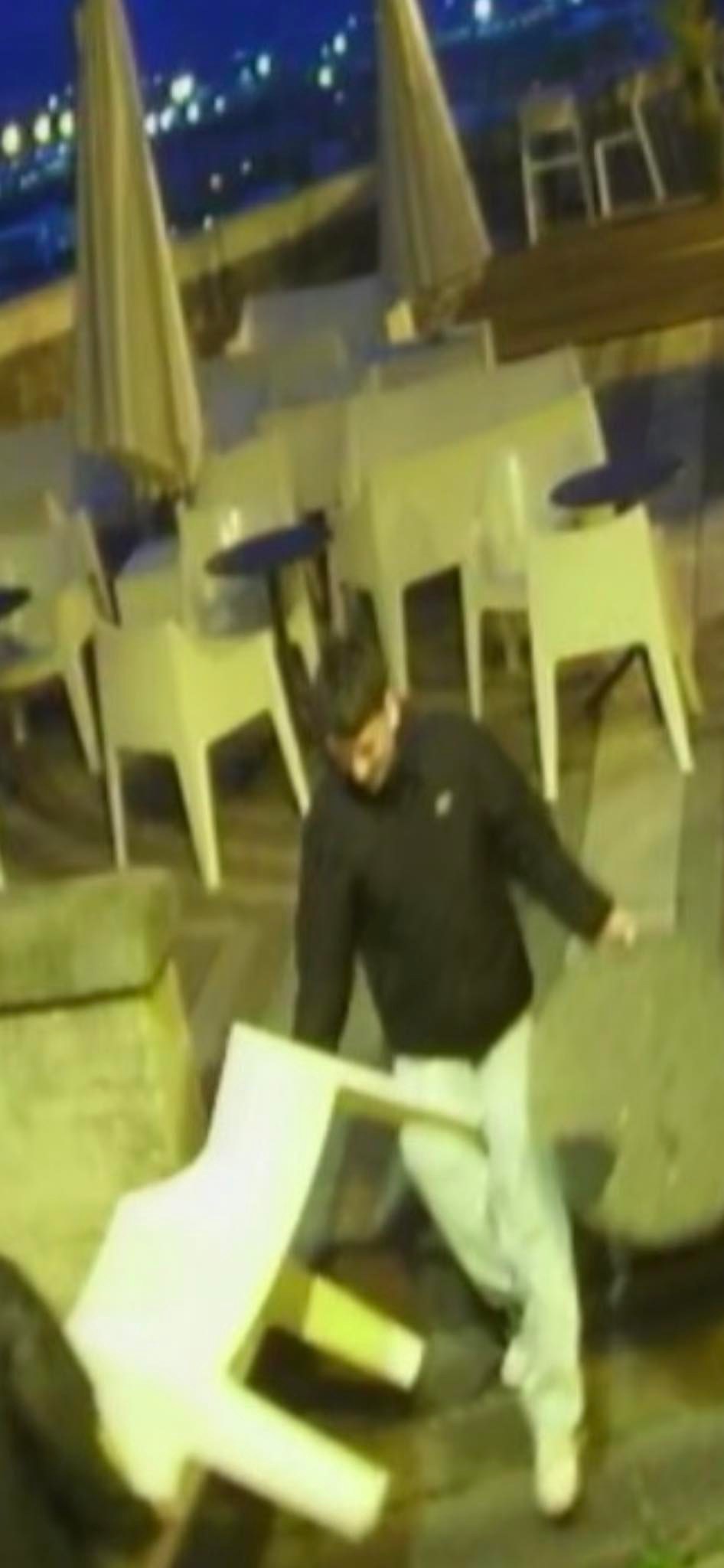 Cagliari, ladri in azione al Libarium, rubati due divanetti e un tavolino: “Fossi in voi riporterei tutto”