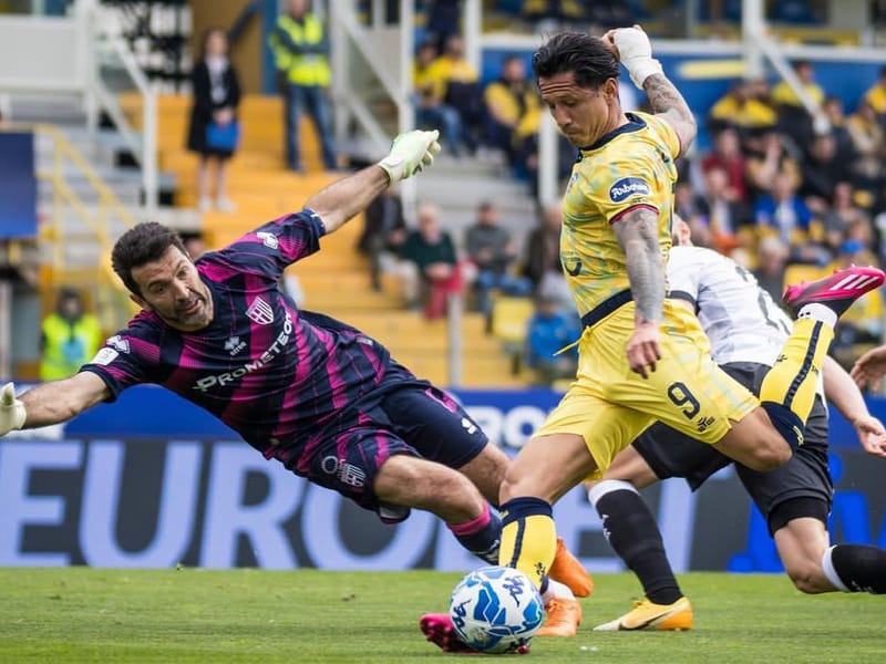 Parma-Cagliari 2-1, crolla per un rigore dubbio la squadra di Ranieri: il sogno playoff si allontana