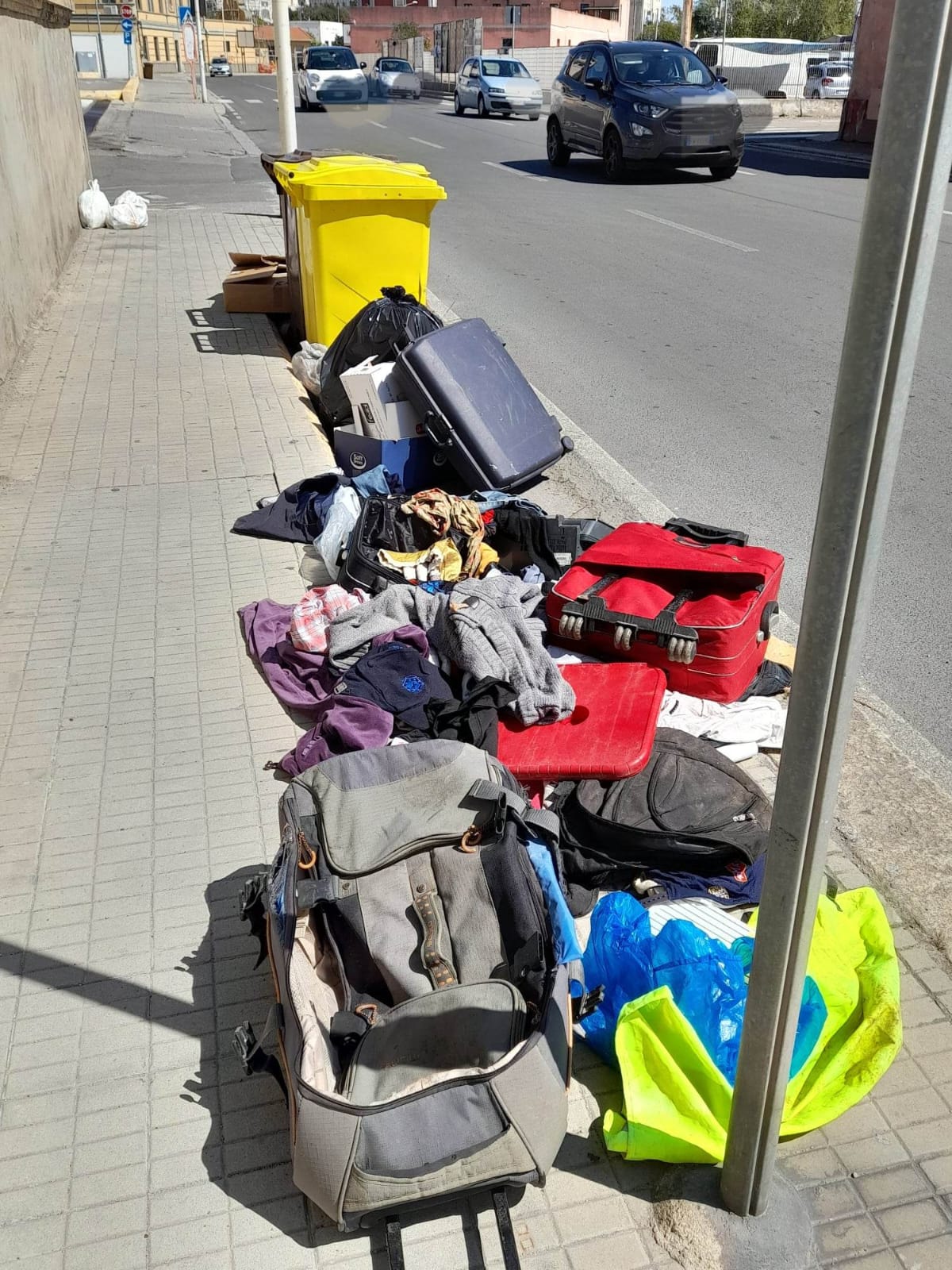 Cagliari, discarica da 3 giorni sul marciapiede in viale La Playa: “Indecoroso dopo 4 anni di aumenti di Tari”