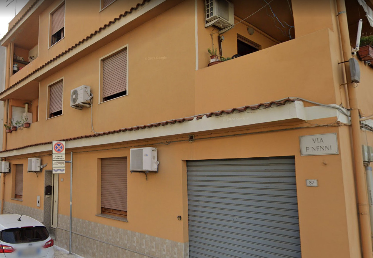 Pioggia di calcinacci in via Nenni a Quartu, arrivano le transenne e l’ultimatum: “Fate i lavori”