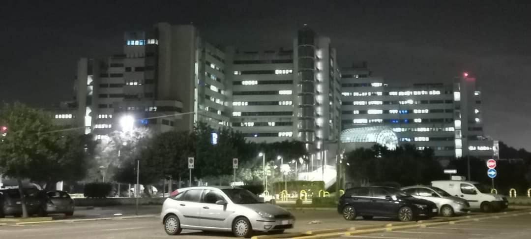 Cagliari, madre e figlio travolti da un’auto pirata in viale Monastir: portati in codice rosso al Brotzu