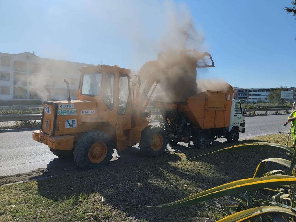 Quartu, 50 tonnellate di rifiuti rimossi dalla 554: buste aperte per stanare e multare gli incivili