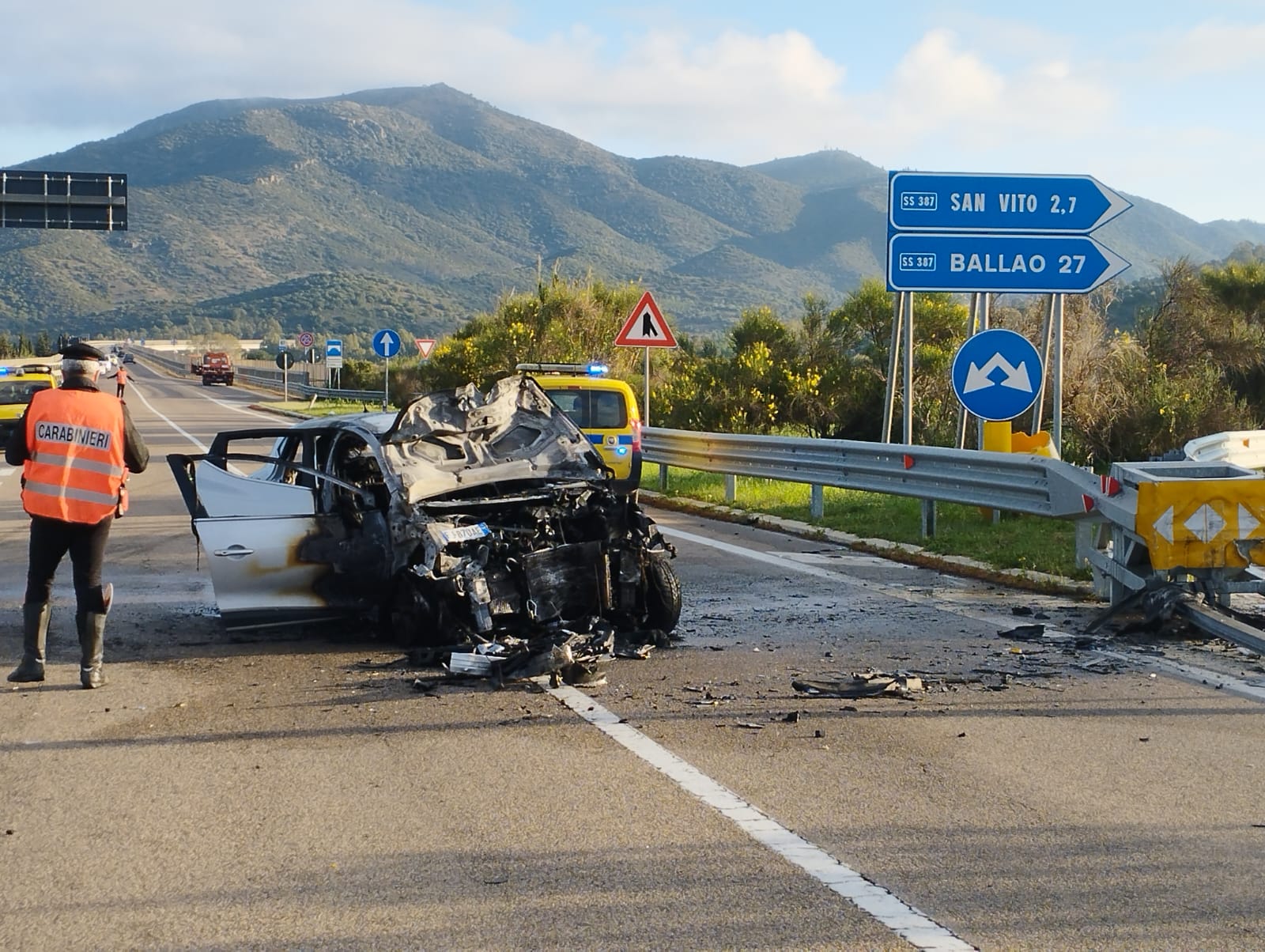 Paura a San Vito, auto con una famiglia a bordo si schianta sul guardrail e prende fuoco: tre feriti