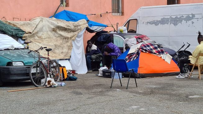Cagliari, sgomberata la tendopoli di viale La Playa: africani trasferiti in un capannone in viale Elmas