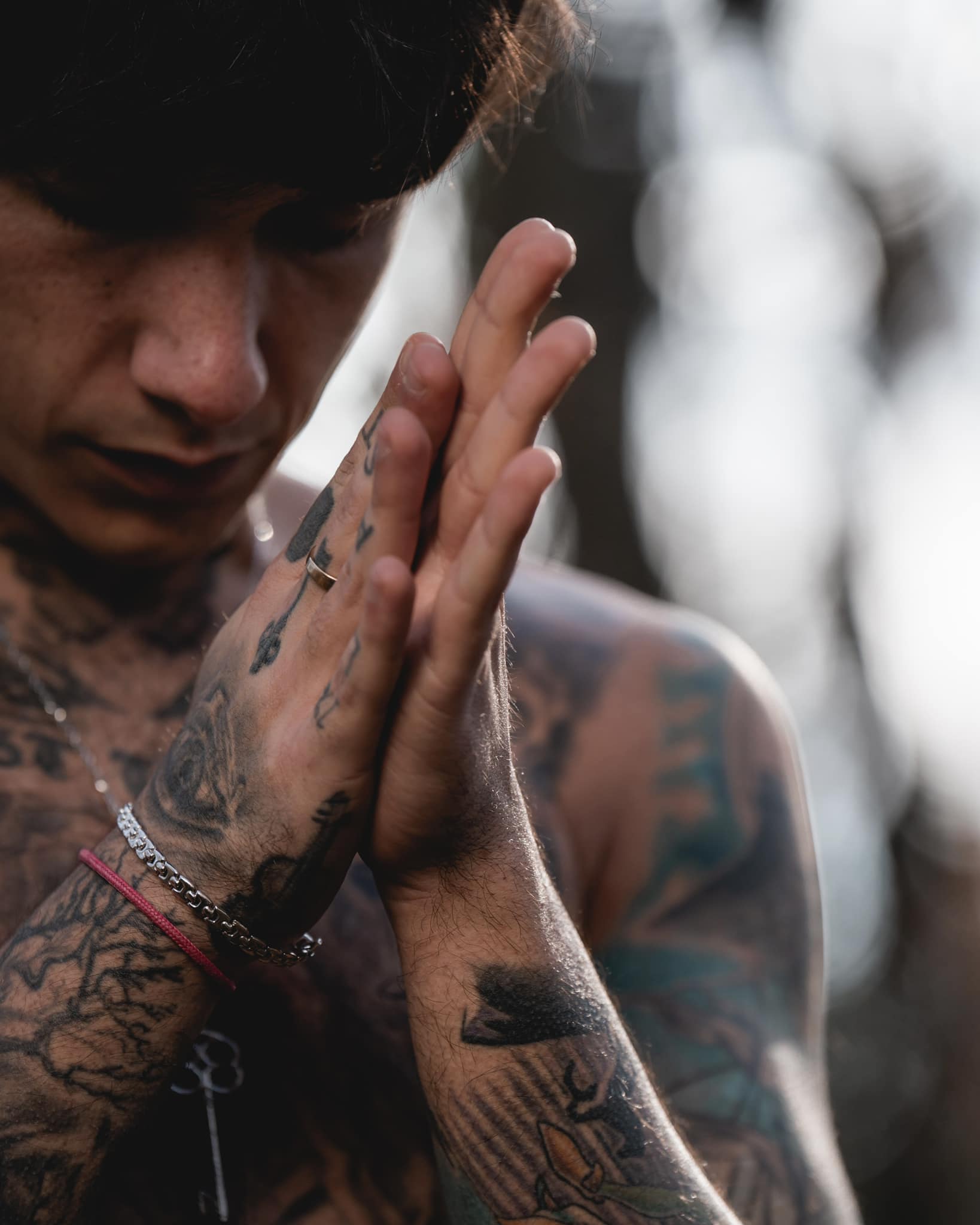 Ultimo in scooter con altri due ragazzi, tutti senza casco: scoppia la polemica