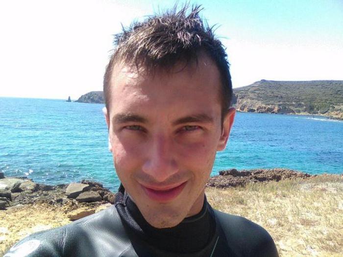 Base jumper sardo si schianta contro un grattacielo: “Ulisse Idra vivo per miracolo, aiutateci a curarlo”