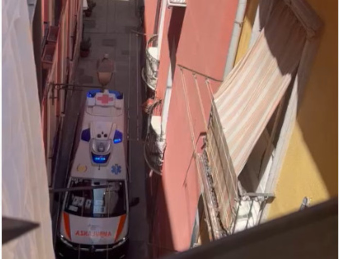 Cagliari, alla Marina troppi tavolini: l’ambulanza costretta alla retromarcia in via Cavour