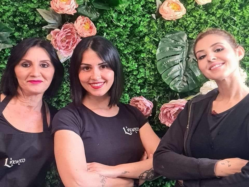 Cagliari, il fuoco non distrugge la caparbietà di tre ristoratrici: “Locale già riaperto”