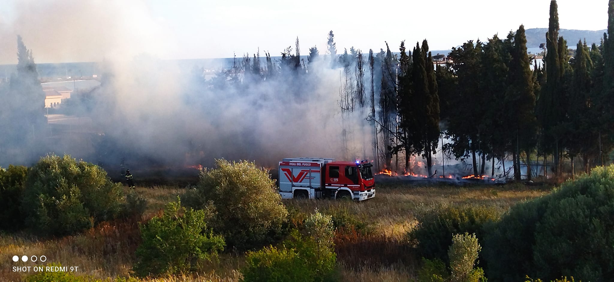 Fiamme a Quartu, fuoco e tanto fumo avvolgono un terreno vicino alla Ss 554
