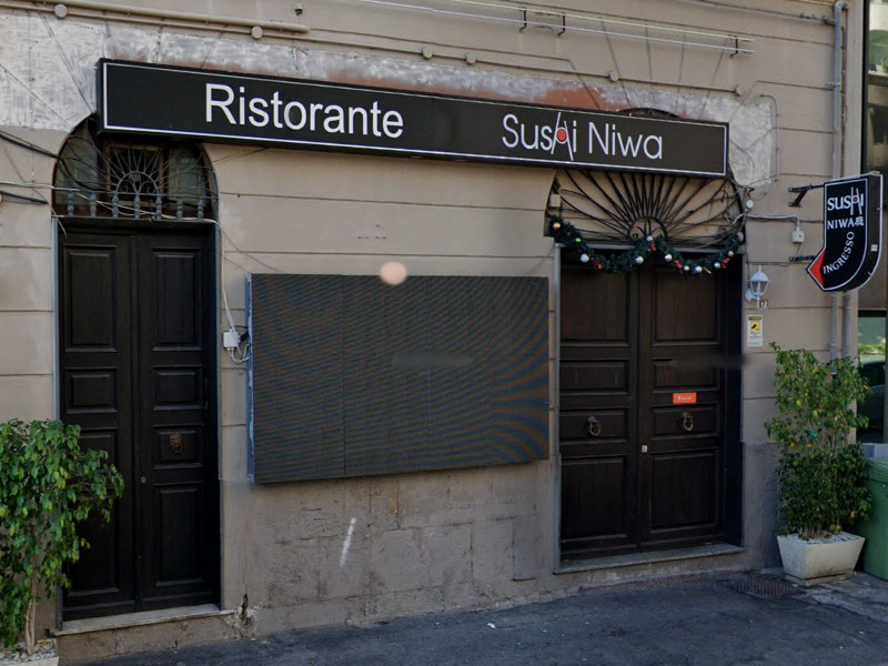 Cagliari, presunta violenza sessuale al Sushi Niwa: la giovane ha cercato di difendersi lanciando un piatto