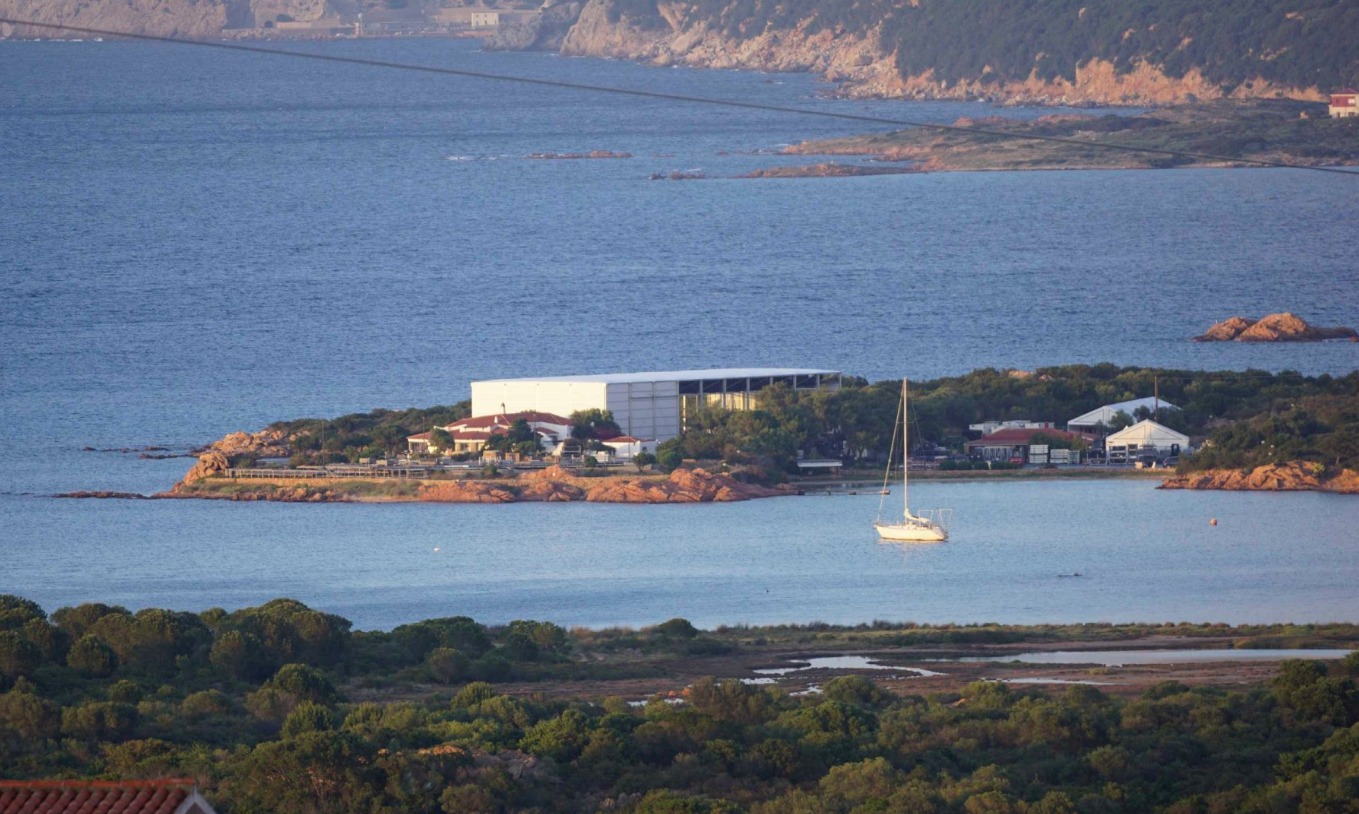 Vista su Tavolara vietata per le nozze del principe, polemiche sull’enorme gazebo