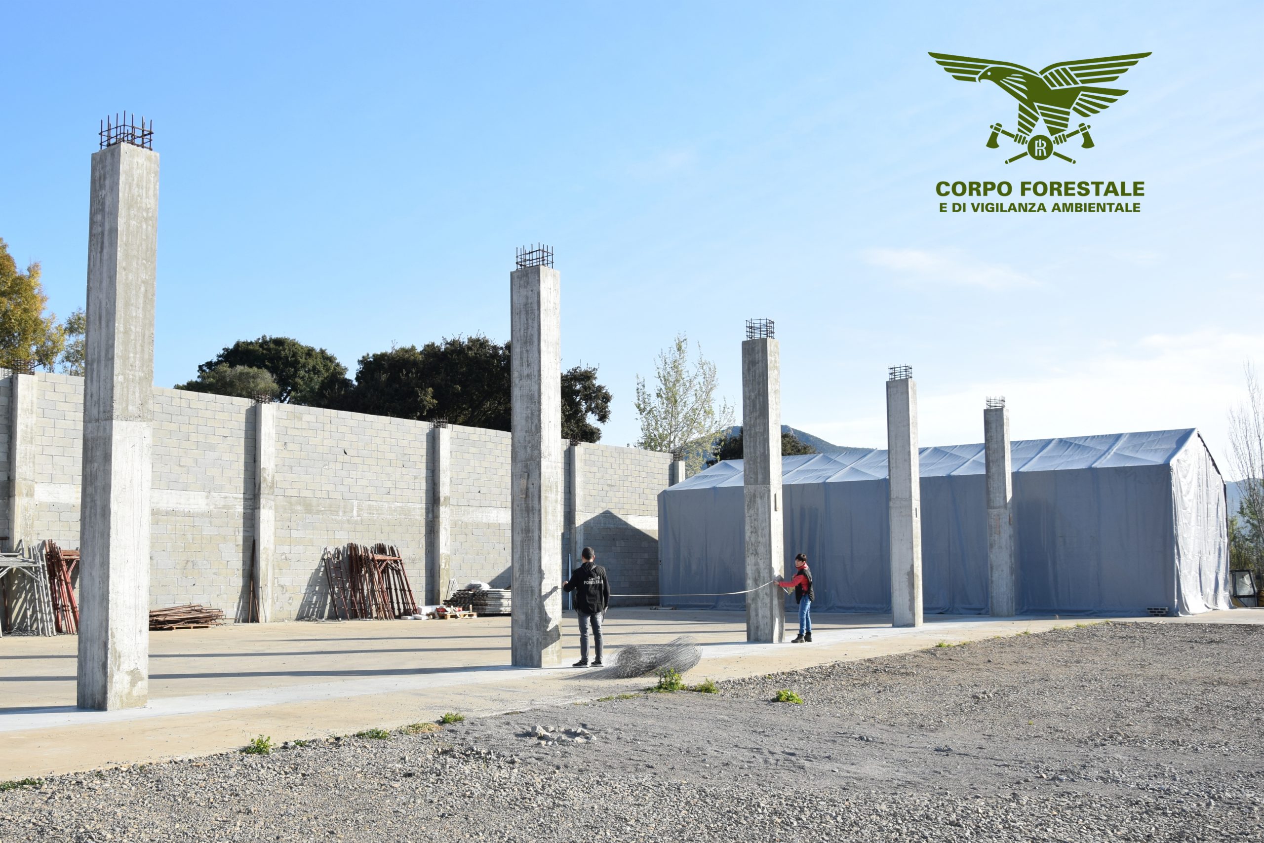 Piscina e capannoni abusivi e in zona protetta a Gonnesa, sequestri e multe