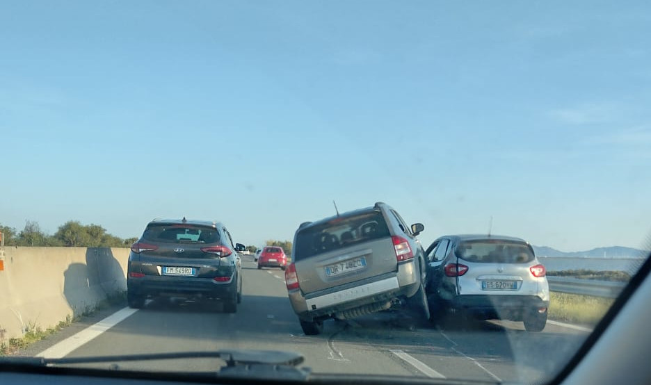 Cagliari, la 195 è una strada maledetta: due incidenti, Jeep in bilico su una Renault