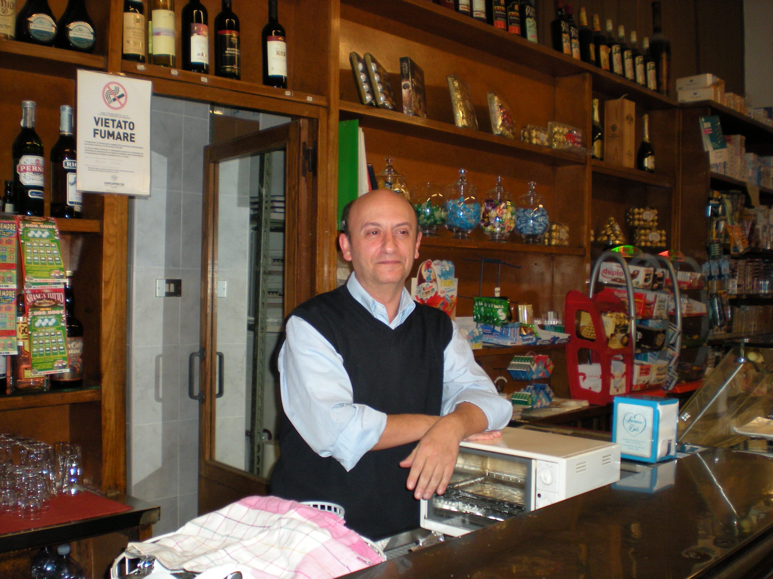 Cagliari, addio al bar tabacchi di via Cavour: “Un’altra realtà storica della Marina che scompare”