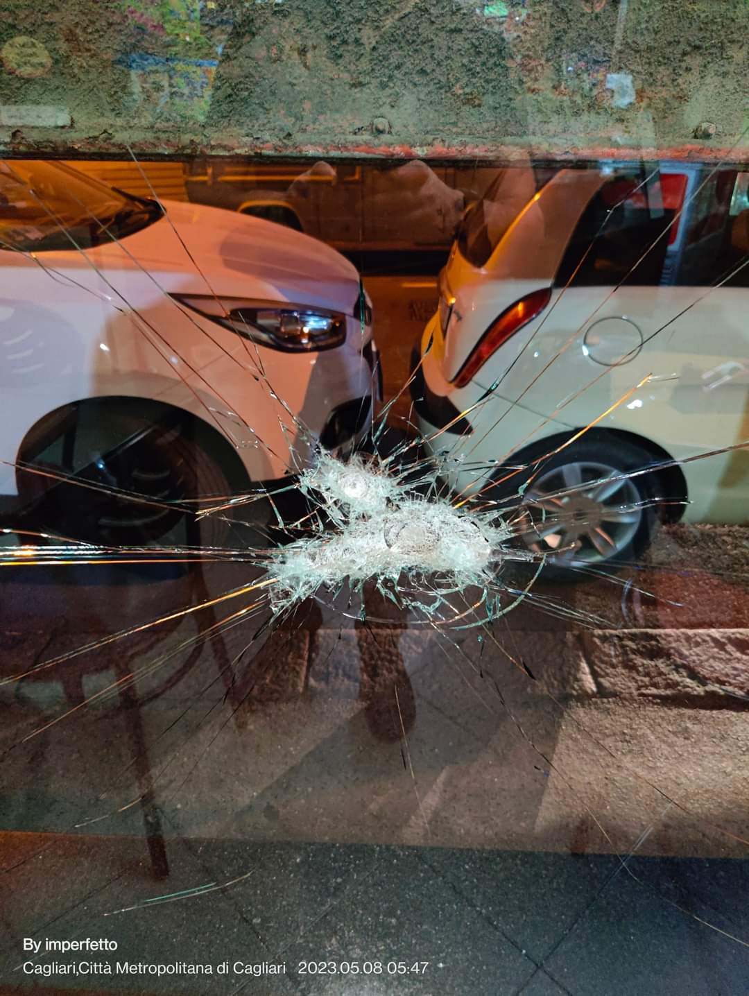 Cagliari, tentato furto nello storico Roxy Bar: vetrina spaccata a mazzate