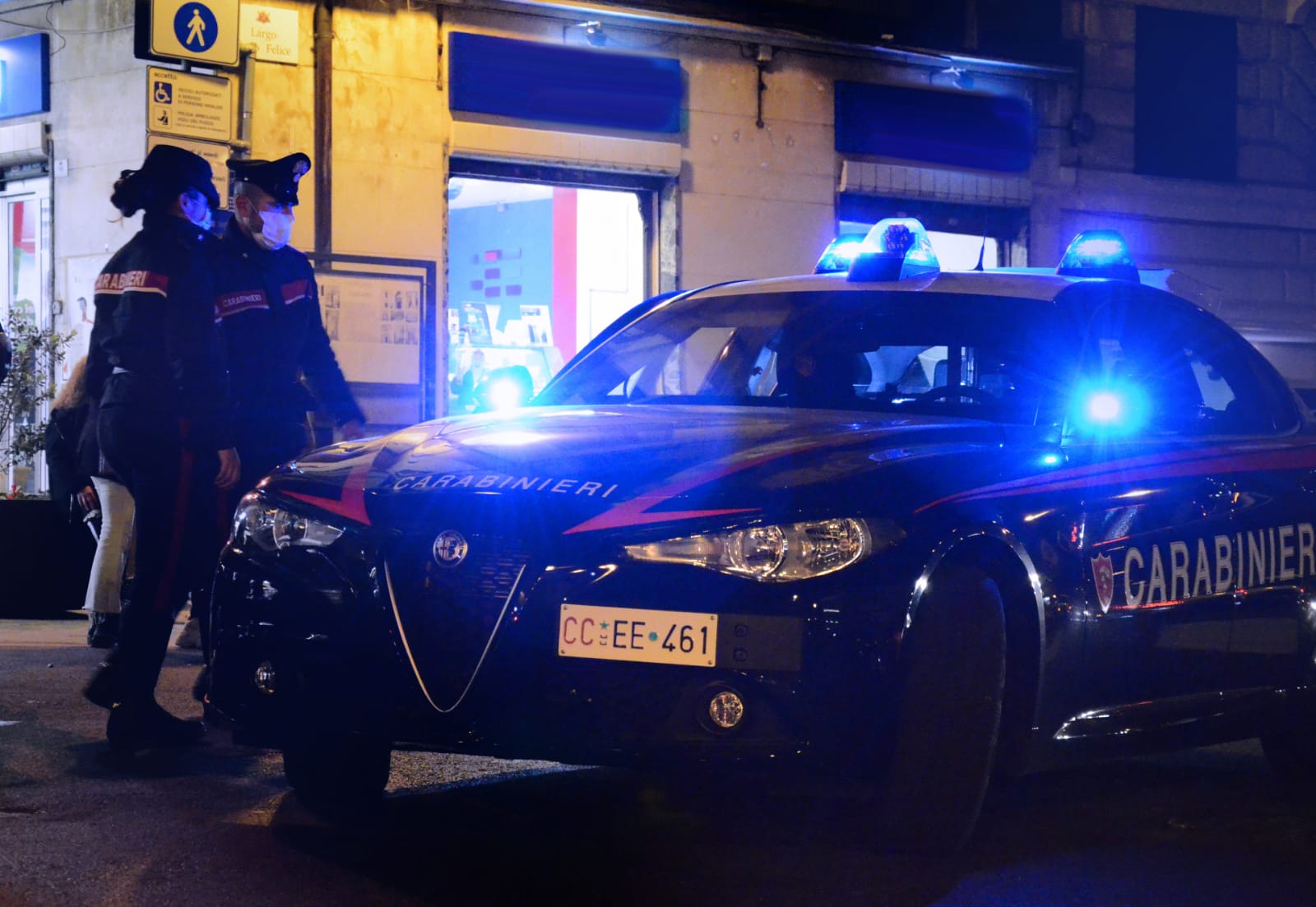Cagliari, fermato nella notte con un cellulare rubato: denunciato un quindicenne